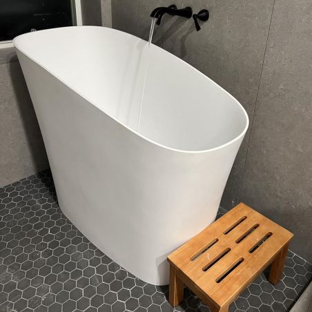 Japanische Badewanne, Mineralverbund, glänzend Weiß, 120x58 cm, Wärmeisolierung, weißes Ablauf inklusive, Freistehend, Sakura