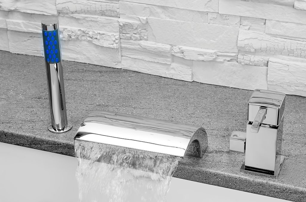 Wannenarmatur EGO-33, Wasserfall-Typ, 3 Löcher, Chrom-Finish, Wannenmontage, inklusive Handbrause