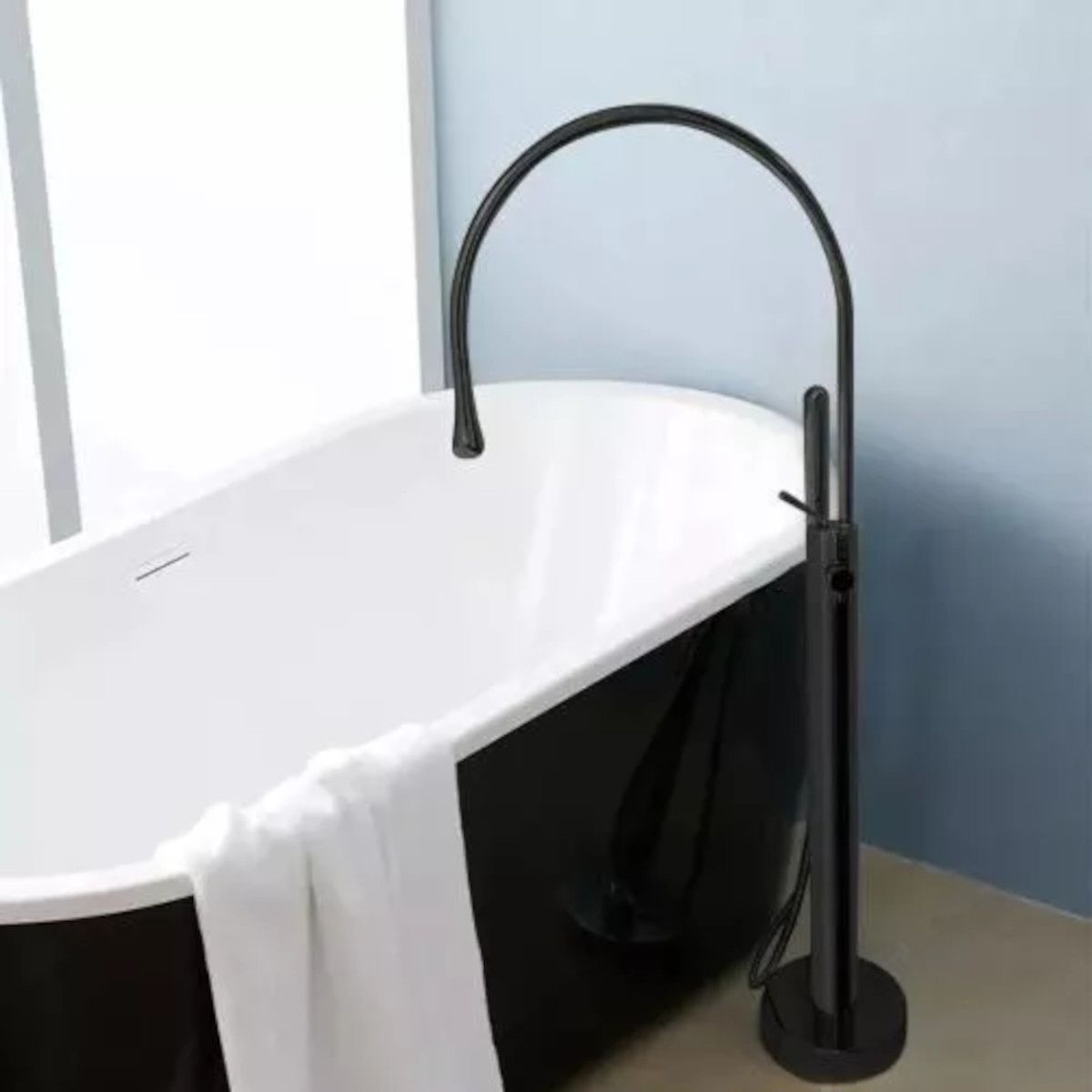 Badewannenarmatur Lost, Mattschwarz, Bodenmontage, runder Rahmen