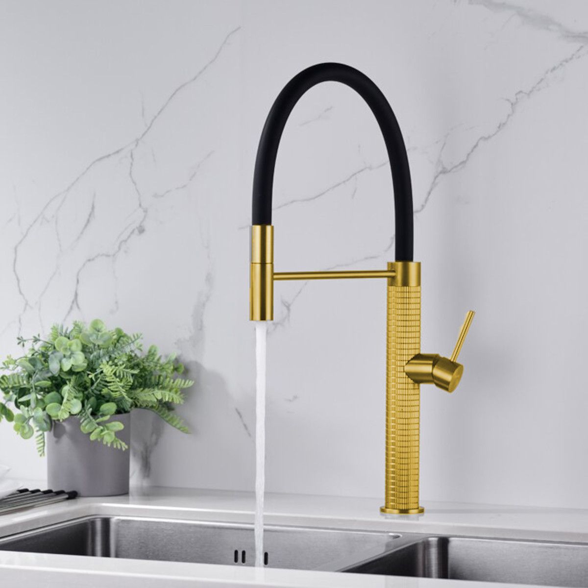 Küchenarmatur Filip, flexiblem Auslauf und ausziehbarer Brause, Höhe 52 cm, Mattgold